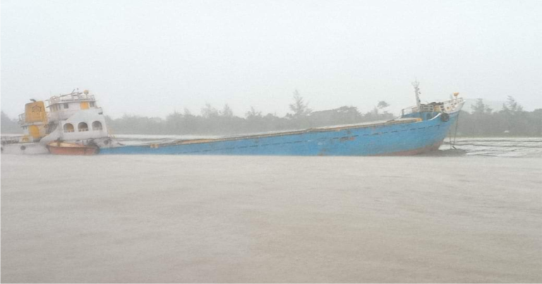 পশুর নদীতে কয়লা বোঝাই জাহাজ ডুবি