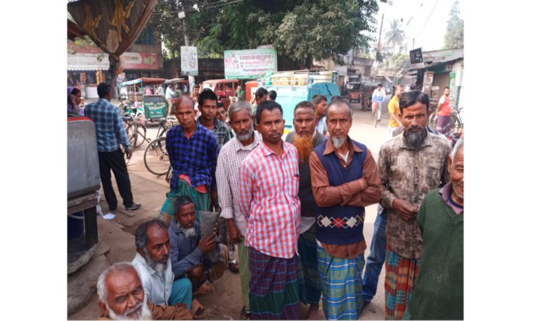 দিনাজপুরে শ্রমজীবীদের করুণ জীবন,পানি-মুড়িতেই পেট চলে