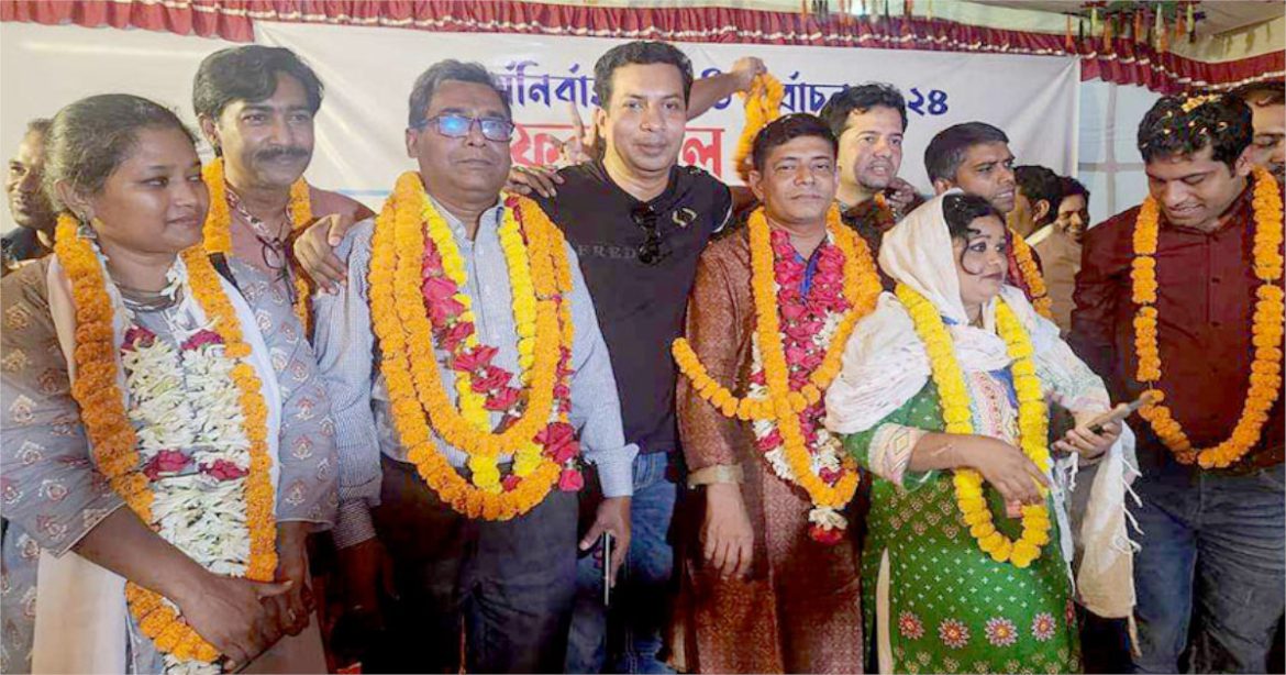 ছবিতে নির্বাচিত ডিআরইউ নেতৃবৃন্দ