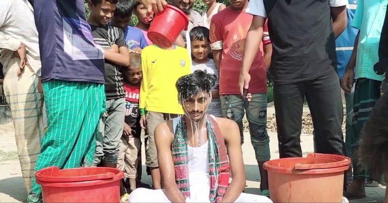 প্রাক্তনকে ক্ষমা করে এক মণ দুধ দিয়ে গোসল