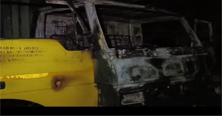 নাটোরে কাভার্ড ভ্যানে আগুন দিয়েছে দুর্বৃত্তরা