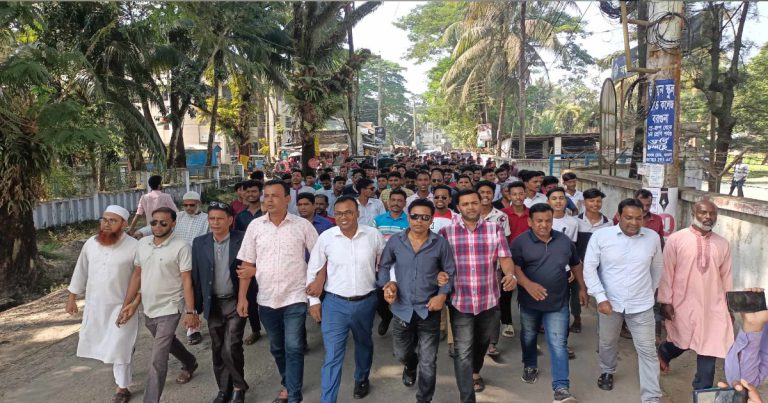 অবরোধের প্রতিবাদে বরগুনায় বিক্ষোভ মিছিল