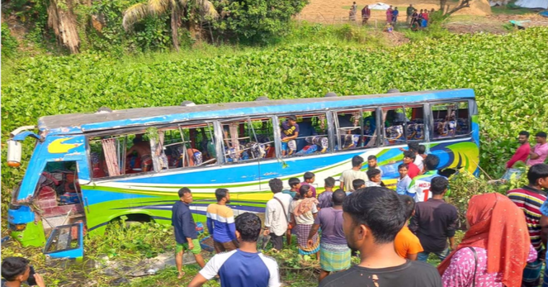 নিয়ন্ত্রণ হারিয়ে বাস খাদে, আহত ১০