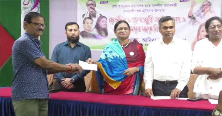 রাজশাহীতে অসহায় ও দুস্থদের মাঝে প্রধানমন্ত্রীর উপহার বিতরণ