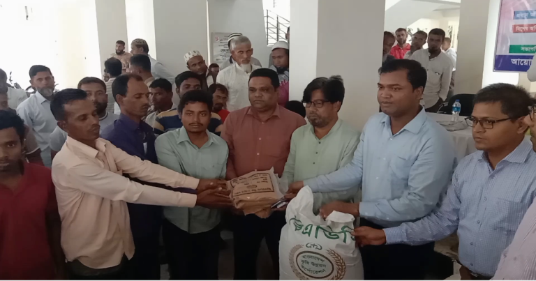 পটুয়াখালীতে কৃষক বিনামূল্যে পেলো বীজ ও সার