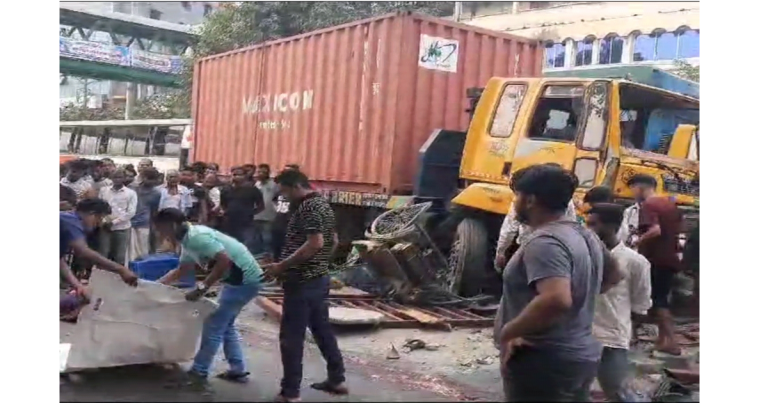 ঢাকা-চট্রগ্রাম মহাসড়কে কাভার্ড ভ্যানের ধাক্কায় নিহত ১