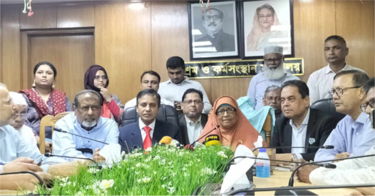 পোশাক শ্রমিকদের মজুরি সাড়ে ১২ হাজার টাকা নির্ধারণ