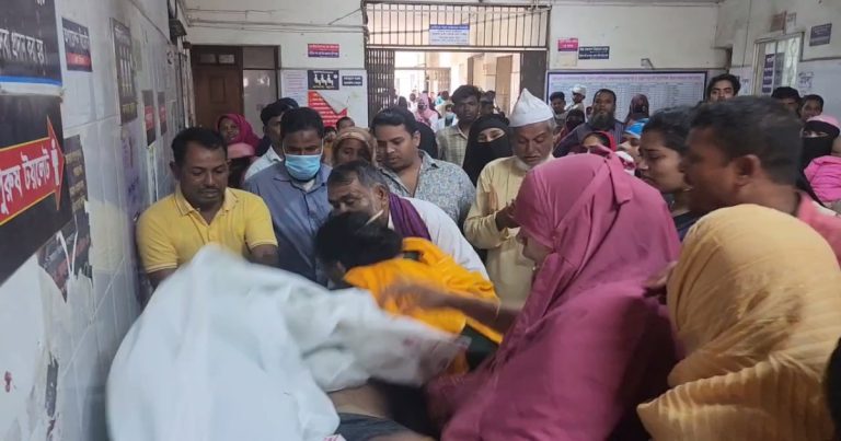 মুন্সীগঞ্জে সড়ক দূর্ঘটনায় বাবা-ছেলে নিহত