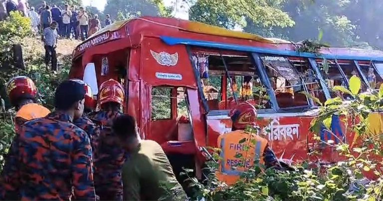 মুন্সীগঞ্জে যাত্রীবাহী বাস নিয়ন্ত্রণ হারিয়ে নিহত ১, আহত ২০