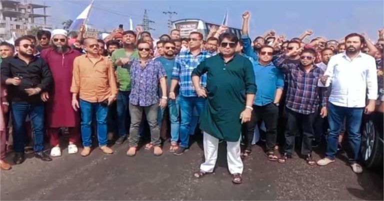 নারায়ণগঞ্জে সাদা পতাকা হাতে নেতাকর্মীরা