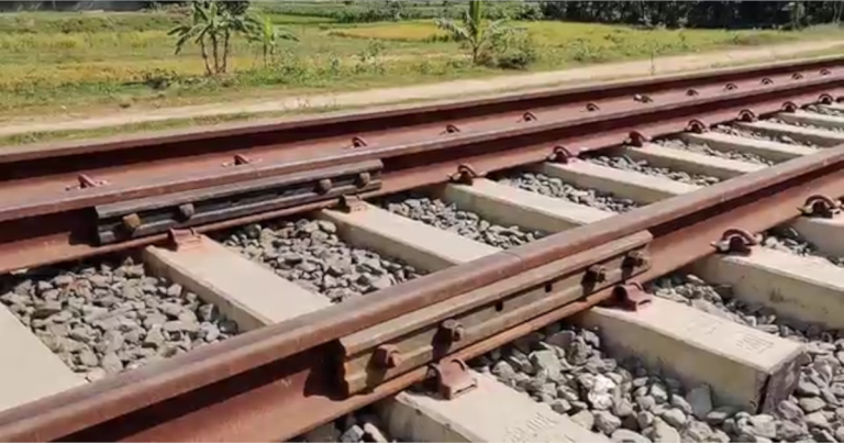দোহাজারী-কক্সবাজার রেললাইনের ক্লিপ এবং নাট খুলে নিয়েছে চোর