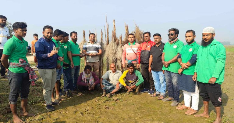 চলনবিলে ৩ পাখি শিকারিকে জরিমানা