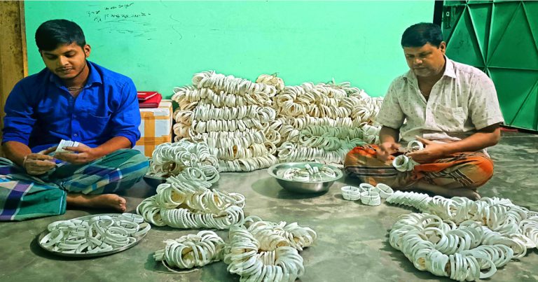 ভালো নেই মানিকগঞ্জের শাঁখা তৈরির কারিগররা