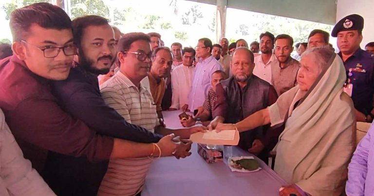 শেরপুরে প্রণোদনার অর্থ বিতরণ করলেন মতিয়া চৌধুরী