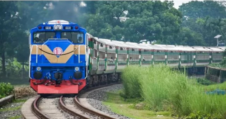 ৯ ঘণ্টা পর স্বাভাবিক ঢাকার সাথে উত্তরবঙ্গের ট্রেন চলাচল