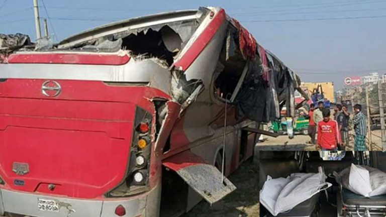 কক্সবাজারে পিকনিকের বাসের সঙ্গে পিকআপভ্যানের সংঘর্ষে নিহত ৪