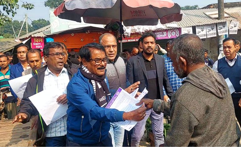 ভোট বর্জনের দাবিতে ঝিনাইদহে বিএনপির লিফলেট বিতরণ