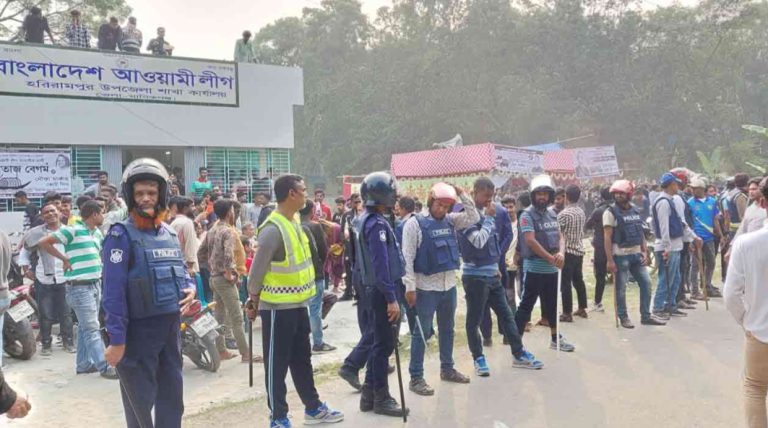 নৌকা ও স্বতন্ত্র প্রার্থীর নির্বাচনী ক্যাম্প পাশাপাশি, উত্তেজনা বিরাজমান