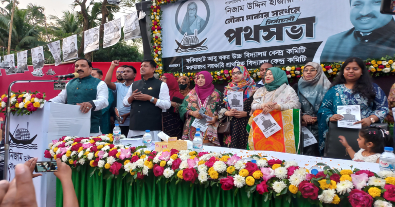 সপরিবারে ভোটের মাঠে নিজাম হাজারী