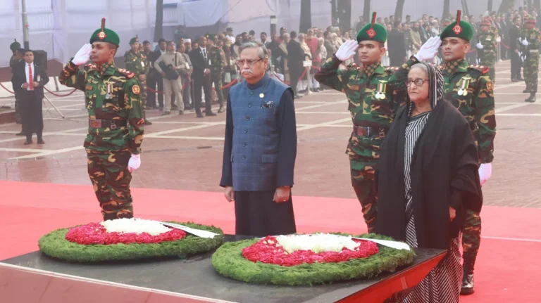 শহীদ বুদ্ধিজীবী স্মৃতিসৌধে রাষ্ট্রপতি-প্রধানমন্ত্রীর শ্রদ্ধা