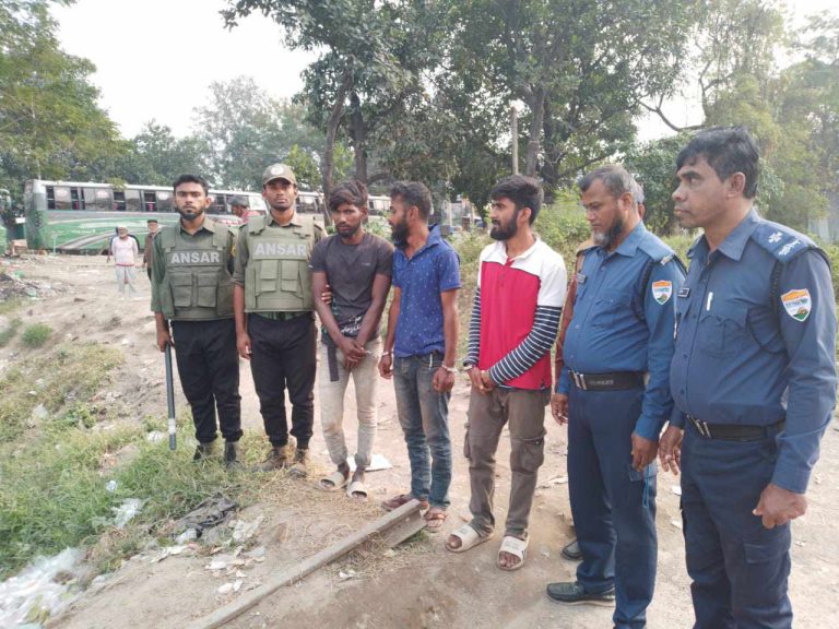 নারায়ণগঞ্জে বোমা বিস্ফোরণের সময় হাতেনাতে আটক