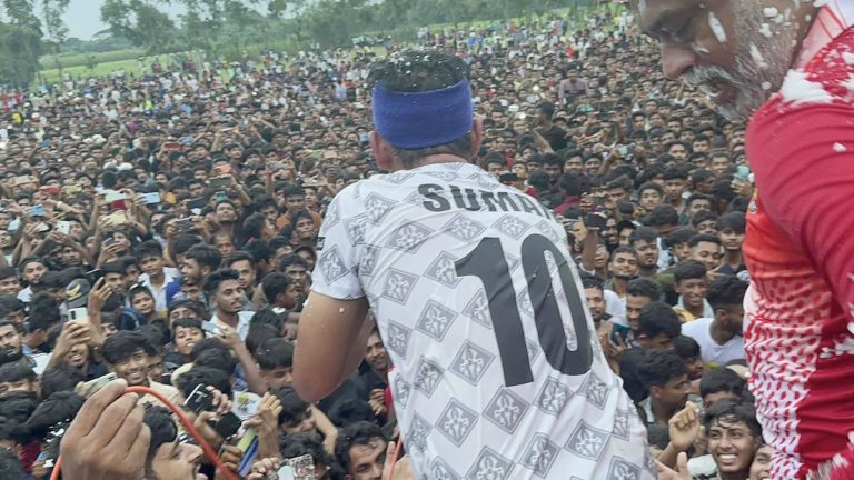 ক্রিকেট খেলে প্রচারণা চালাচ্ছেন ব্যরিস্টার সুমন