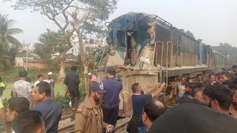 বালুবোঝাই ট্রাকে ট্রেনের ধাক্কা, নিহত ৪