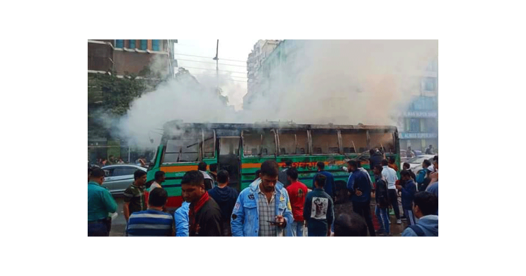 ধানমন্ডিতে বাসে আগুন দিয়েছে দুর্বৃত্তরা