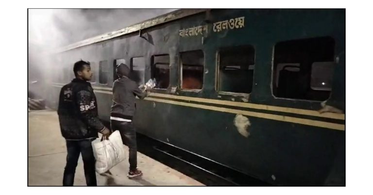 জয়পুরহাটে মেইল ট্রেনের বগিতে আগুন