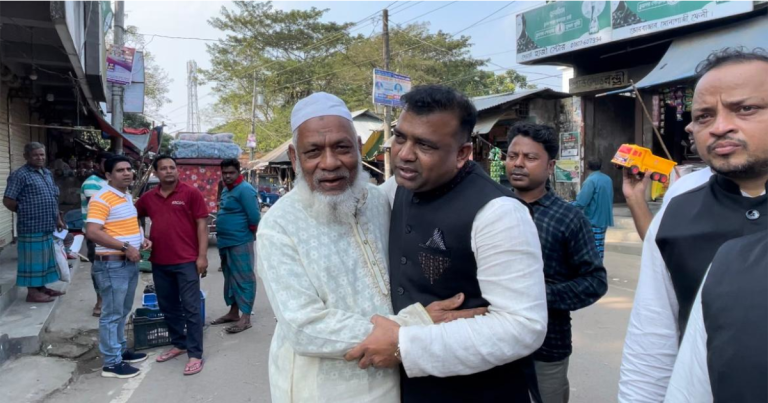 ভোটারদের কাছে ট্রাক নিয়ে ছুটছেন স্বতন্ত্র প্রার্থী