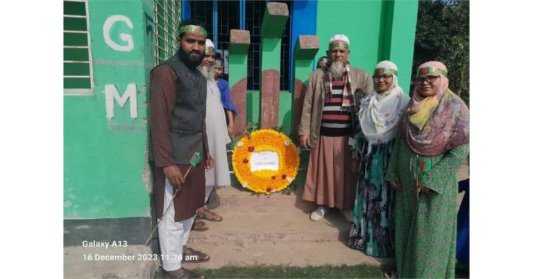 বিজয় দিবসে পায়ে জুতা নিয়ে শহীদ মিনারে শিক্ষকরা