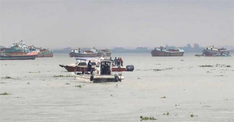 পদ্মায় ট্রলার ডুবি, নিহত-২,নিখোঁজ অনেকে