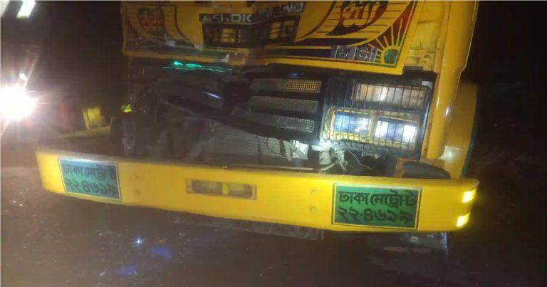 চাঁপাইনবাবগঞ্জে ট্রাকে পেট্রল বোমা হামলা