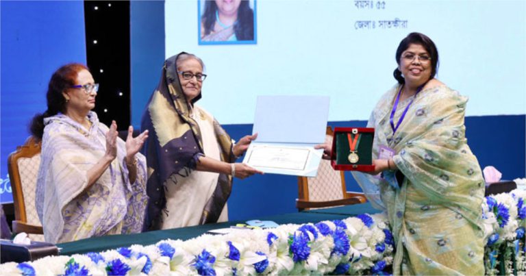 ৫ নারীর হাতে রোকেয়া পদক তুলে দিলেন প্রধানমন্ত্রী