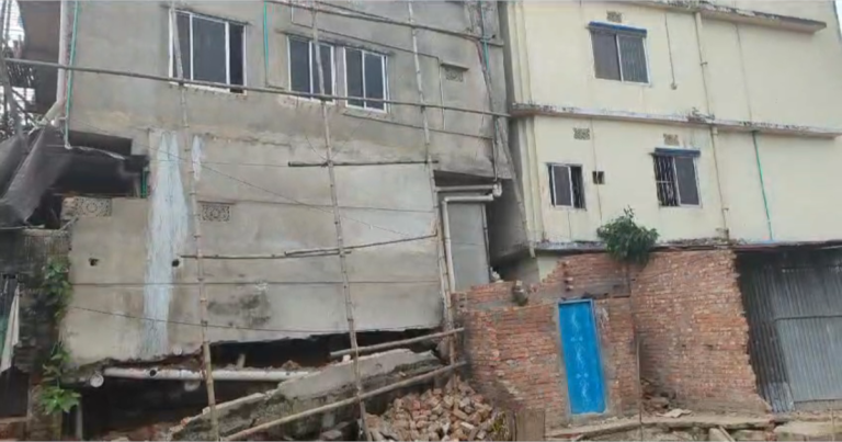 চট্টগ্রামে হেলে পড়েছে তিনতলা ভবন