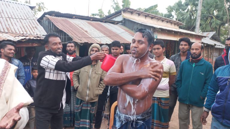 পাঁচবারের এমপিকে হারিয়ে স্বতন্ত্র প্রার্থীর বিজয়; দুধ দিয়ে গোসল
