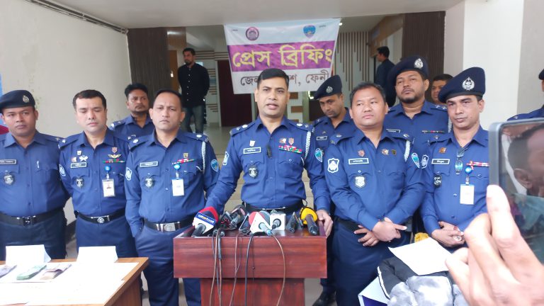 ফেনীতে দিন দুপুরে স্বর্ণ দোকান থেকে লুট; গ্রেফতার ৬