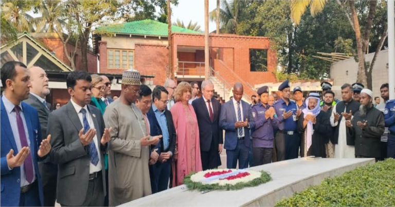 জাতির পিতার সমাধিতে ১৪ রাষ্ট্রদূতের  শ্রদ্ধা