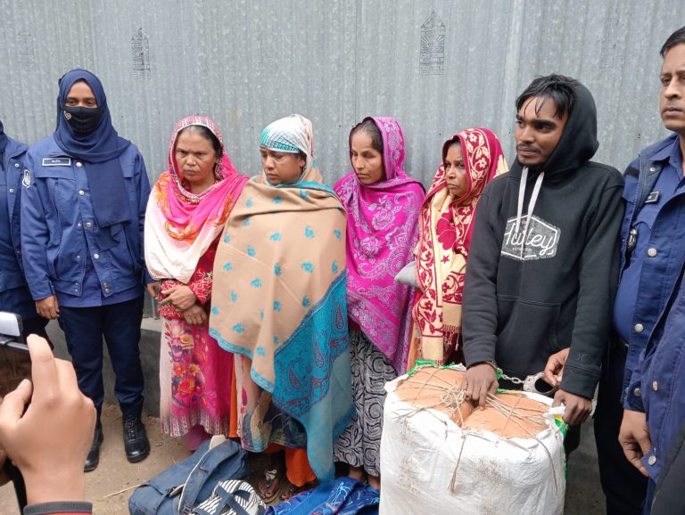 টাঙ্গাইলের বস্তা ভর্তি গাঁজাসহ পাঁচজন আটক