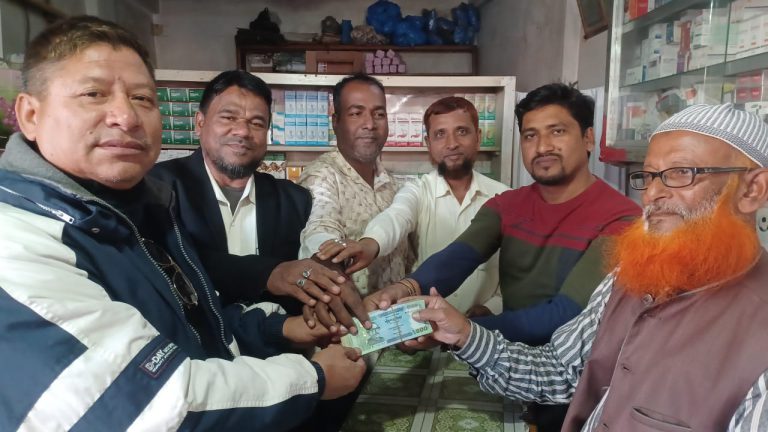কুড়িয়ে পাওয়া অর্ধলক্ষ টাকা ফেরত দিলেন ব্যবসায়ী