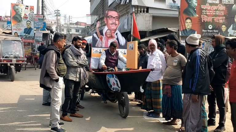 মাশরাফির প্রচারে নৌকার আদলে গাড়ি