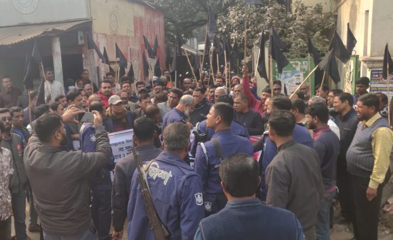 ঝিনাইদহে বিএনপির কালো পতাকা মিছিলে পুলিশের বাঁধা