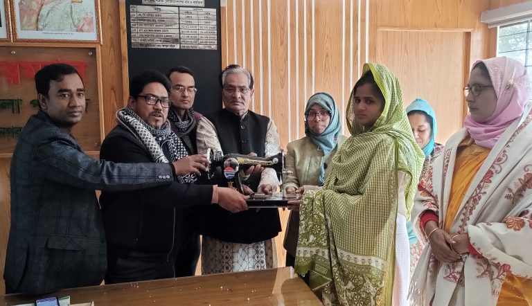 রাণীনগরে সেলাই মেশিন বিতরণ