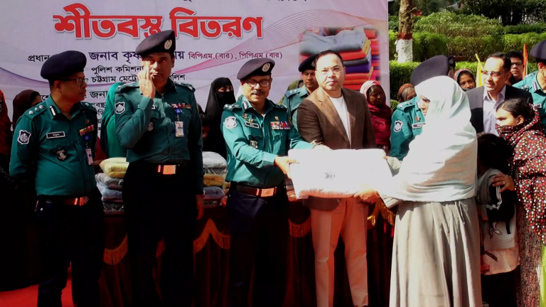 চট্টগ্রামে শীতার্তদের মাঝে শীত বস্ত্র বিতরণ