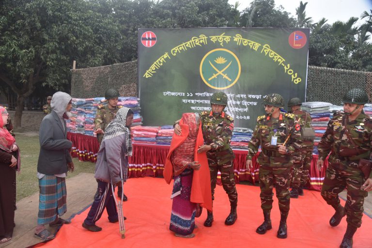 রাণীনগরে শীতার্তদের মাঝে সেনাবাহিনীর ৪০০টি কম্বল বিতরণ