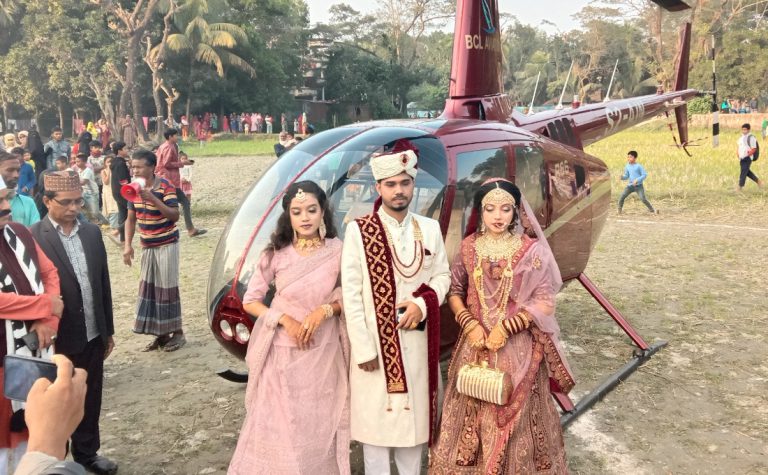 স্মরণীয় করে রাখতে হেলিকপ্টারে চড়ে বিয়ে