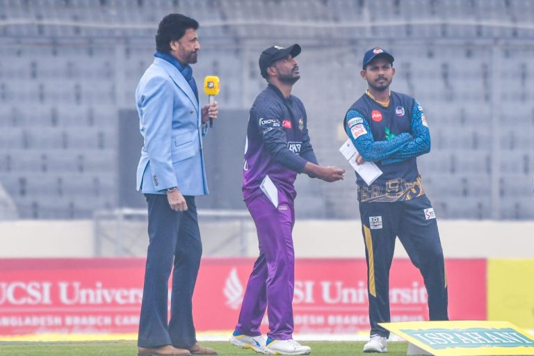 বিপিএল; ঢাকার বিপক্ষে টস জিতে ফিল্ডিংয়ে চট্টগ্রাম