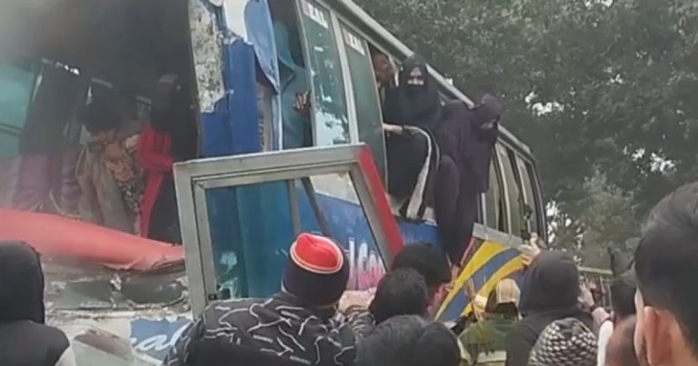 বাস থেকে লাফিয়ে প্রাণে বাঁচলো কুমিল্লার ৭০ শিক্ষার্থী