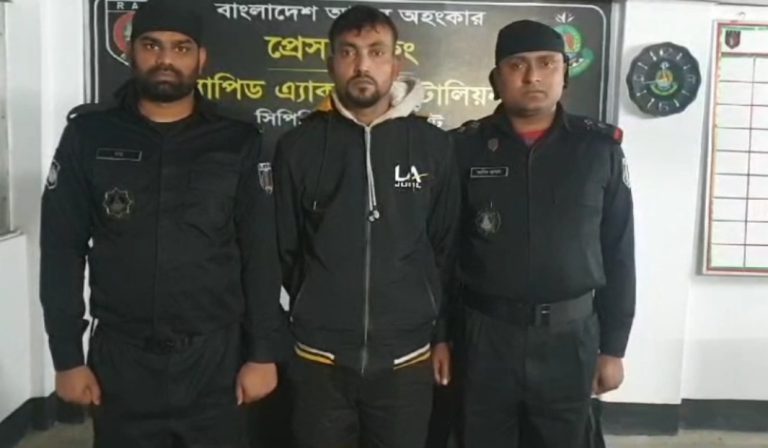 জয়পুরহাটে বিদেশী পিস্তলসহ মাদক কারবারী গ্রেফতার