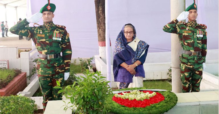 নির্বাচনে নিরঙ্কুশ জয়; জাতির পিতার প্রতিকৃতিতে প্রধানমন্ত্রীর শ্রদ্ধা